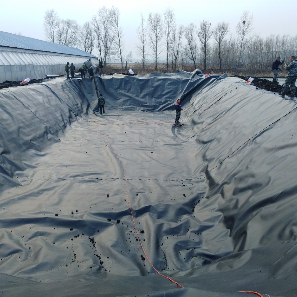 HDPE土工膜怎么施工更能复合污水池防渗要求?