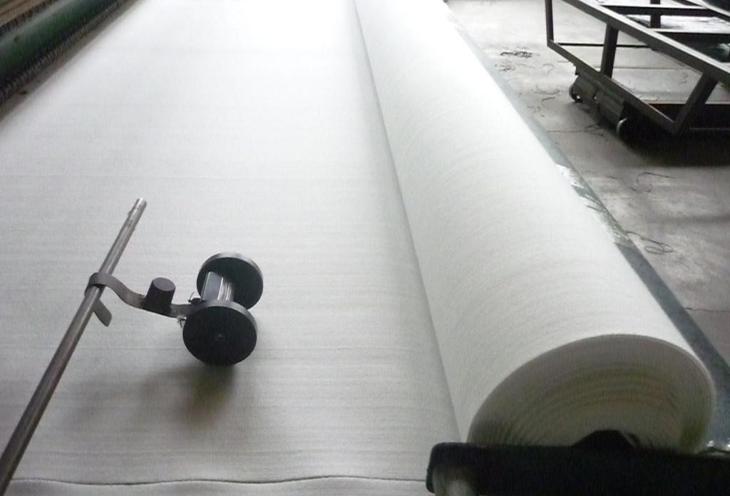 排水垫层顶部铺设土工布有什么用途？