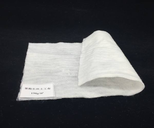 土工布加筋材料强度较高，耐久性较差，如何改善？