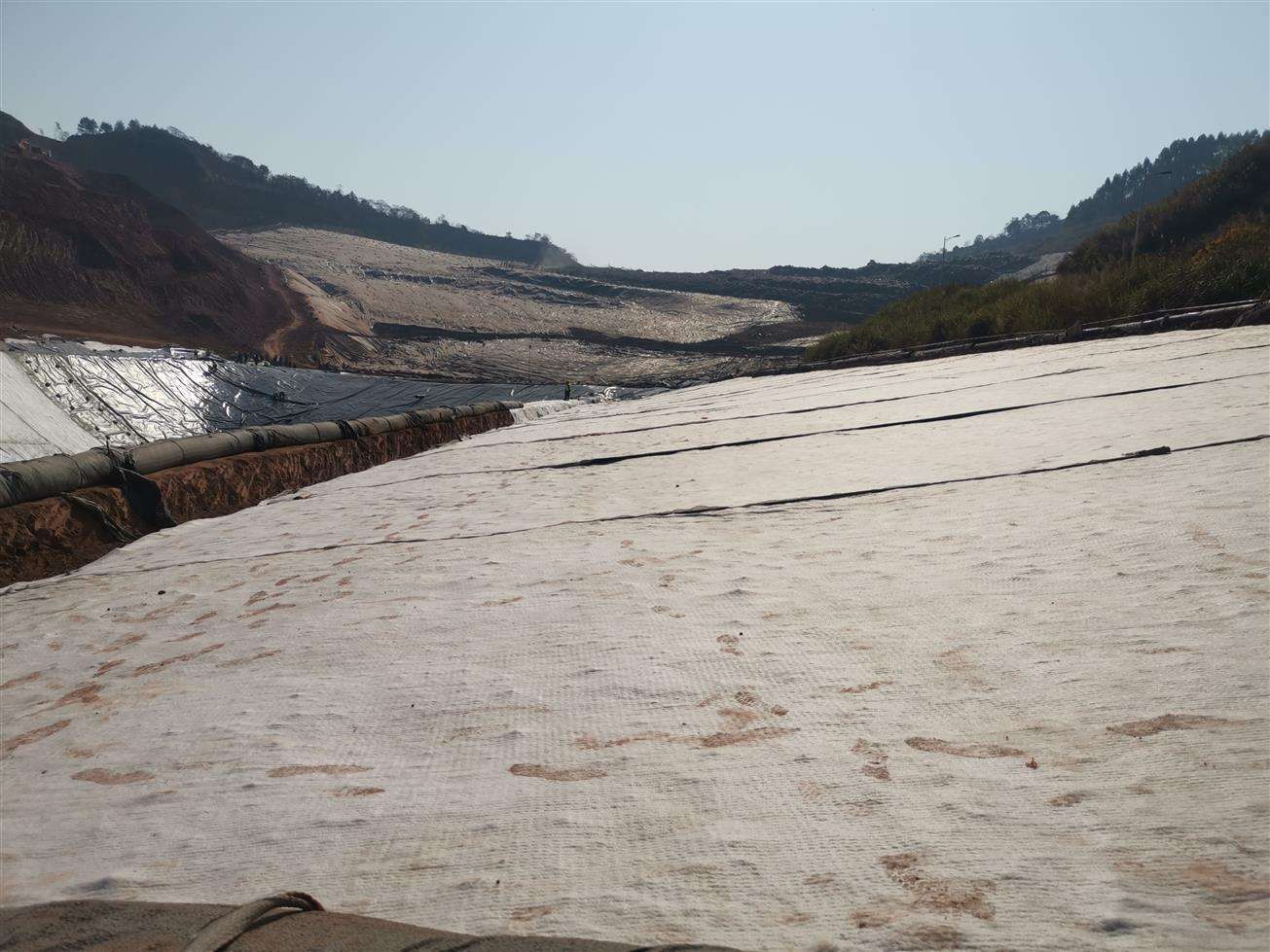 HDPE膜+纳基膨润土防水毯复合防渗垫系统的渗漏率(图2) HDPE膜+纳基膨润土防水毯复合防渗垫系统的渗漏率(图2)